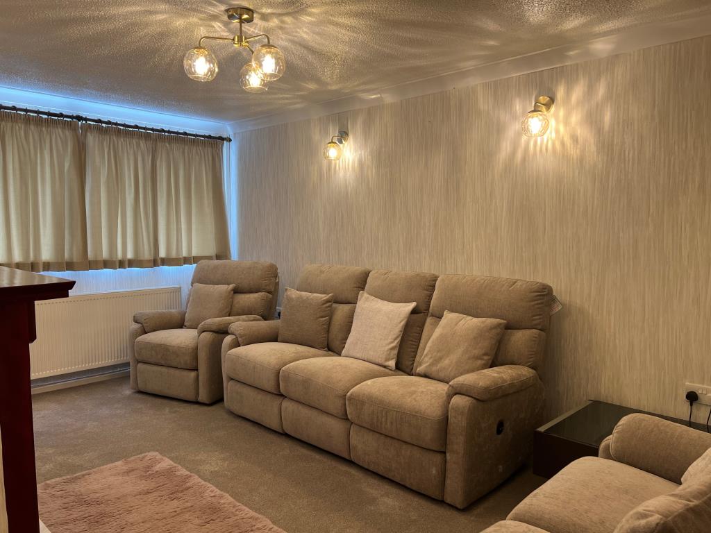 Lot: 150 - DETACHED BUNGALOW REQUIRING REPAIR AND IMPROVEMENT WORKS IN SOUGHT AFTER LOCATION - Living room